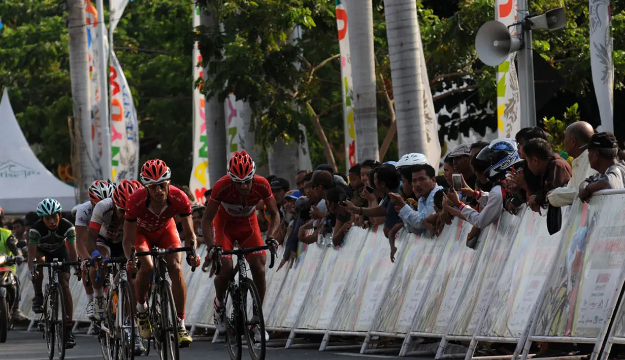 Hossein Askari (depan) sempat memimpin etape keempat Internasional Tour De Banyuwangi Ijen 2014 sebelum dikalahkan Mehdi Sohrabi (Tabriz Petrochemical Team), (19/10/2014).  (Liputan6.com/Helmi Fithriansyah) 