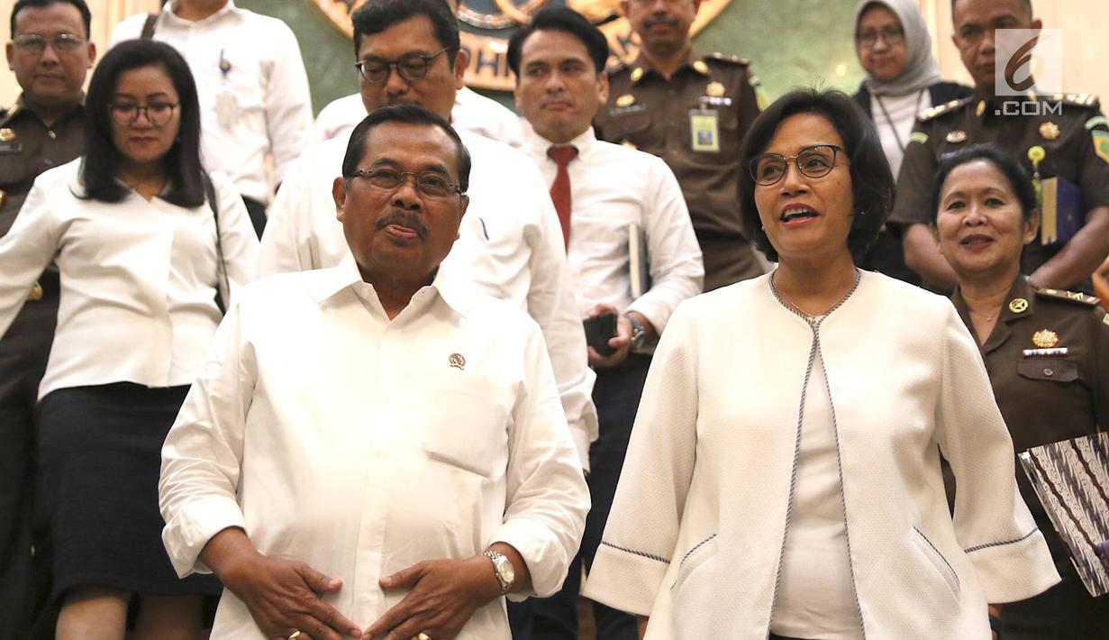Jaksa Agung M. Prasetyo bersama Menteri Keuangan Sri Mulyani Indrawati seusai menggelar konferensi pers terkait putusan gugatan persidangan internasional di Gedung Kejaksaan Agung, Jakarta, Senin (1/4). (Liputan6.com/Immanuel Antonius)