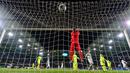 Kiper Gent, Matz Sels gagal mgnhalau bola sepakan pemain Wolfsburg, Andre Schuerrle yang berbuah gol pada leg kedua babak 16 besar  Liga Champion di di Volkswagen Arena, Wolfsburg, Rabu (9/3/2016) dini hari WIB. (AFP/John Macdougall)