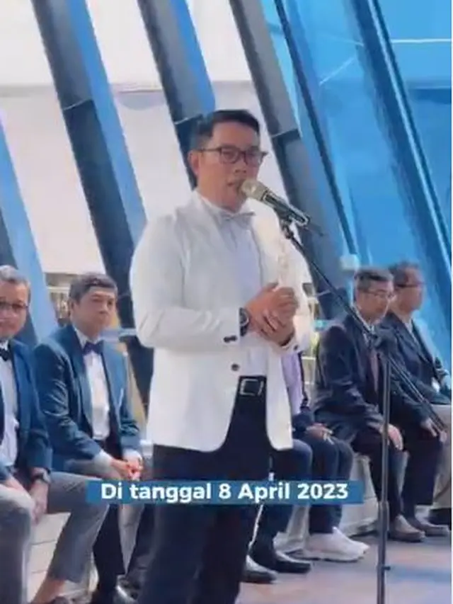 6 Potret Ridwan Kamil Wakili Mendiang Eril Wisuda, Tak Kuasa Tahan Air Mata