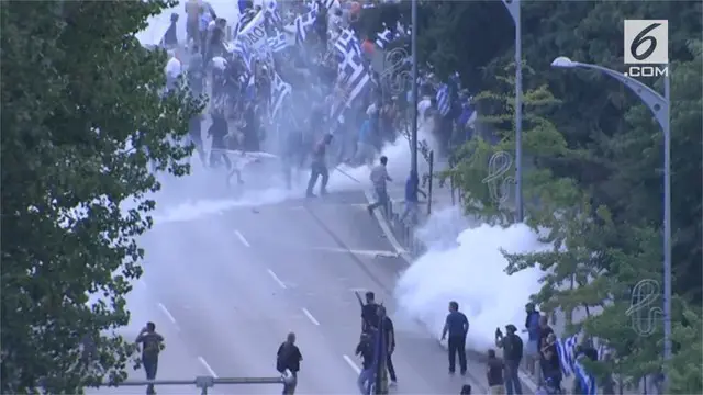 Warga Yunani memprotes penggunaan nama Macedona oleh warga Republik Macedonia. Akibat protes ini, sejumlah warga dilempari gas air mata.
