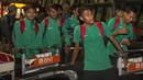 Gelandang Timnas Indonesia U-16, Hamsa Lestaluhu, bersama pemain lain saat tiba di Bandara Soetta, Tangerang, Sabtu (23/9/2017). Timnas U-16 berhasil meraih hasil sempurna pada kualifikasi Piala Asia U-16 di Thailand. (Bola.com/Vitalis Yogi Trisna)
