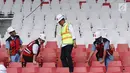 Menpora Imam Nahrawi (ketiga kiri) mengecek kekuatan bangku saat meninjau perkembangan renovasi Stadion Utama GBK, Jakarta, Selasa (8/8). Saat ini, renovasi telah mencapai 80% dan ditargetkan rampung akhir 2017. (Liputan6.com/Helmi Fithriansyah)