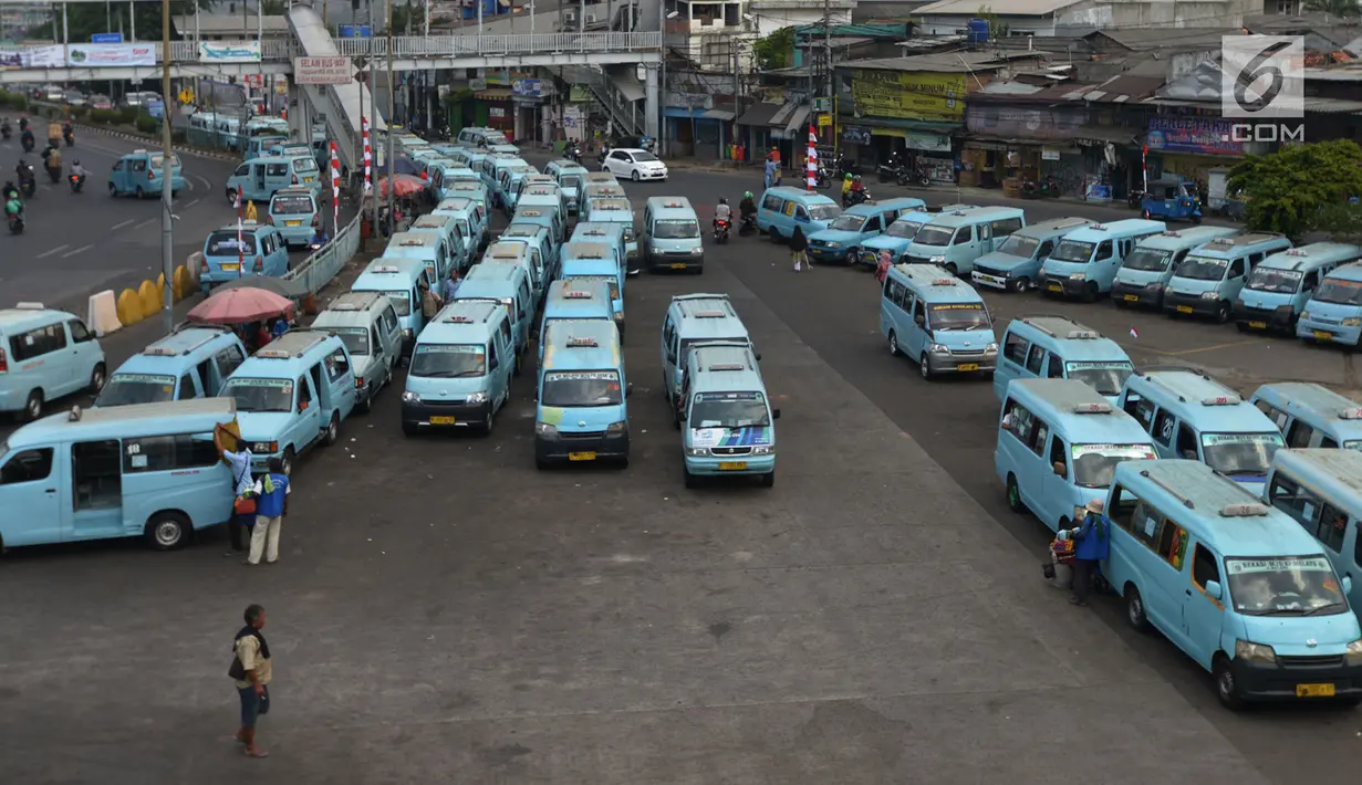 Sejumlah angkutan kota (angkot) antre menunggu penumpang di Terminal Kampung Melayu, Jakarta timur, Jumat (2/8/2019). Rencananya Kepala Dinas Perhubungan akan menyiapkan rancangan pembatasan usia kendaraan di atas 10 tahun untuk angkutan umum. (merdeka.com/Imam Buhori)