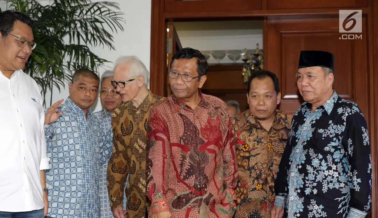 Mahfud MD (ketiga kanan) bersama para tokoh Gerakan Suluh Kebangsaan bersiap memberi keterangan usai melakukan pertemuan dengan Presiden RI kelima, Megawati Soekarnoputri di Jakarta, Jumat (17/5/2019). Pertemuan berlangsung tertutup. (Liputan6.com/Helmi Fithriansyah)