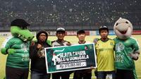 Suporter Persebaya, Bonek, mengumpulkan donasi Rp300 juta untuk disumbangkan kepada korban gempa dan tsunami di Sulawesi Tengah. (Bola.com/Aditya Wany)