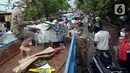 Petugas gabungan menyita gerobak saat merazia Peyandang Masalah Kesejahteraan Sosial (PMKS) di wilayah Kecamatan Duren Sawit, Jakarta Timur, Jumat (8/4/2022). Pemprov DKI Jakarta terus melakukan razia PMKS selama Ramadhan dan menjaring enam orang dalam razia kali ini. (merdeka.com/Imam Buhori)