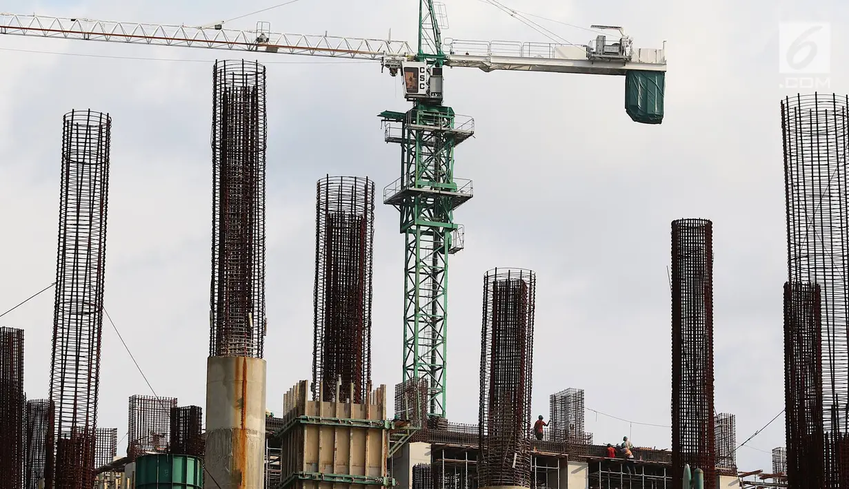 Pekerja menyelesaikan konstruksi baja untuk bangunan bertingkat di Jakarta, Jumat (5/4). Kementerian Perindustrian menargetkan produksi baja nasional mencapai 17 juta ton pada 2019. (Liputan6.com/Immanuel Antonius)