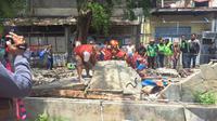 Satu keluarga yang terdiri dari ibu, ayah, dan anak meninggal setelah tertimpa tembok SPBU yang roboh di Jalan Tebet Barat Dalam Dua, Jakarta Selatan, Minggu siang (21/1/2023). (Foto: istimewa)