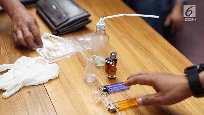 Barang bukti kasus tindak pidana narkotika jenis sabu ditunjukkan saat rilis di Polda Metro Jaya, Jakarta, Kamis (15/8/2019). Polisi menyita 2,91 gram sabu, senjata api revolver dengan enam butir peluru, alat hisap sabu, sebuah mobil, serta empat unit handphone. (Liputan6.com/Immanuel Antonius)