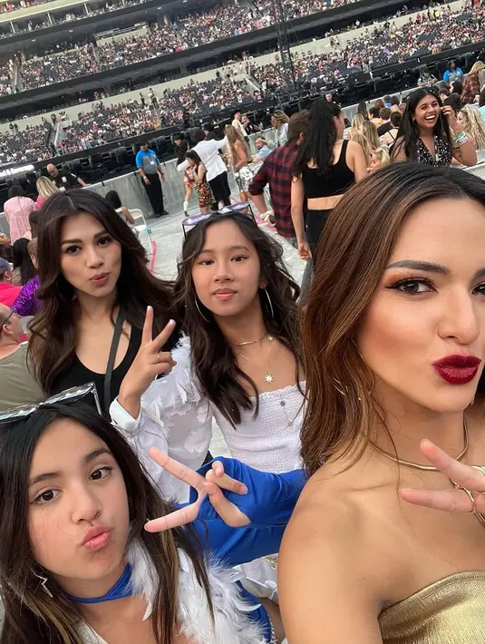Nia Ramadhani juga memperlihatkan momen Mikhayla yang ikut bernyanyi sepanjang konser berlangsung. Diketahui, gadis berusia 11 tahun itu merupakan penggemar berat Taylor Swift. Cucu Aburizal Bakrie itu tampil layaknya ABG dengan rok mini putih dan baju crop top biru. Keduanya seru-seruan menikmati konser dari awal hingga akhir. (Liputan6.com/IG/@ramadhaniabakrie)