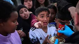 Israel melalui udara menjatuhkan berton-ton bom di sejumlah wilayah Lebanon dan melakukan invasi darat. Tampak dalam foto, para pengungsi menunggu untuk menerima makanan sumbangan di samping tenda-tenda yang mereka gunakan sebagai tempat berlindung setelah melarikan diri dari serangan udara Israel di Lebanon selatan, Beirut, Lebanon, Senin 6 April 2026. (AP Photo/Emilio Morenatti)