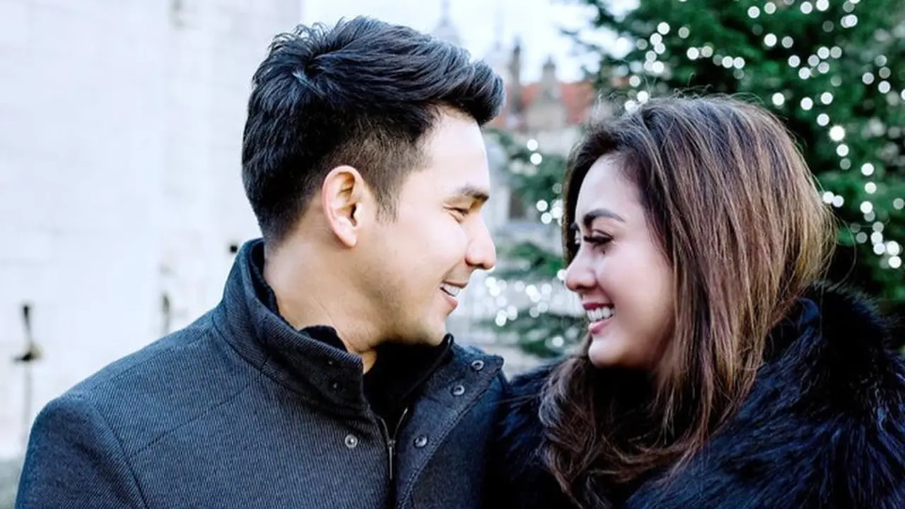 Dikabarkan Akan Bercerai, Ini 6 Potret Kebersamaan Jonathan Frizzy dan Sang Istri