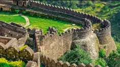 Beberapa mengklaim tembok dinding ini adalah tembok dinding terpanjang kedua setelah Tembok Besar China, sehingga banyak yg menyebutnya The Great Wall of India.