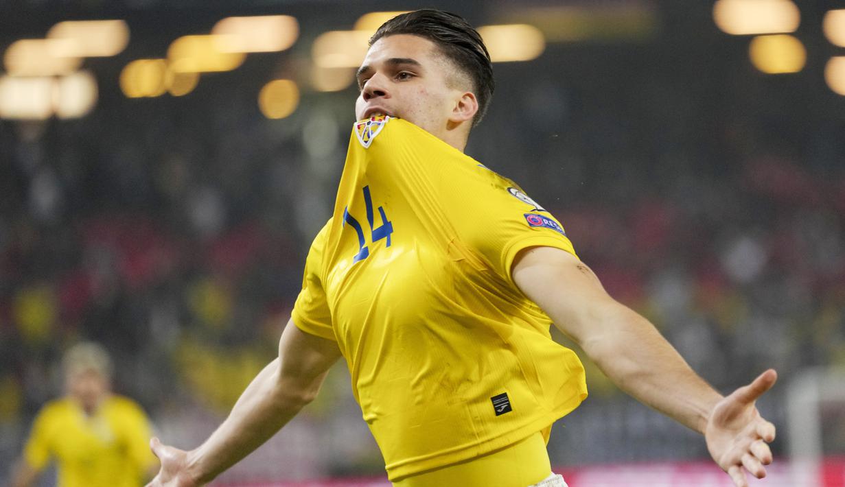 Alhasil Der Panzer kebobolan terlebih dahulu lewat aksi pemain Rumania, Ianis Hagi di menit ke-9. (AP/Michael Sohn)