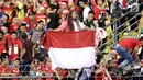 Suporter timnas Indonesia U-22 membentangkan bendera Merah Putih saat menyaksikan laga penyisihan Grup B melawan Vietnam di Stadion Selayang, Selangor, Selasa (22/8). Indonesia bermain imbang melawan Vietnam dengan skor 0-0. (Liputan6.com/Faizal Fanani)