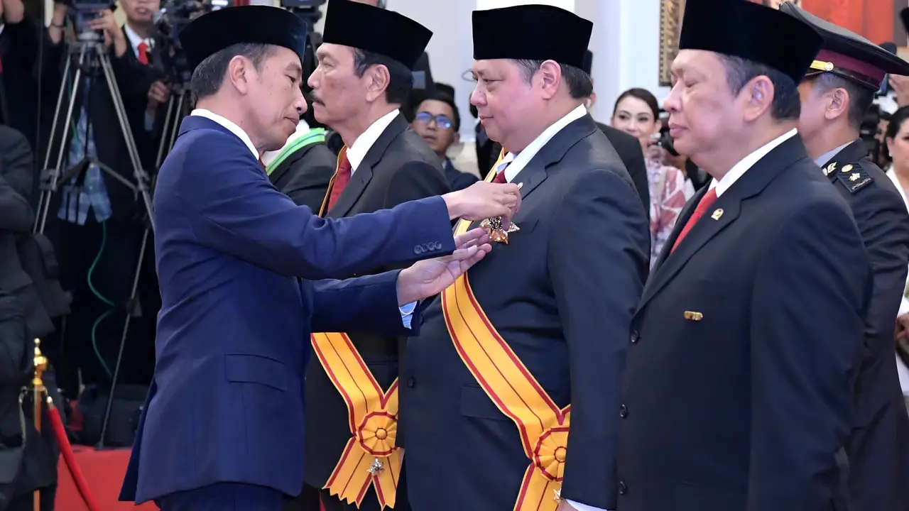 Menteri Koordinator Bidang Perekonomian Airlangga Hartarto menerima penganugerahan Tanda Kehormatan Bintang Republik Indonesia Utama yang diberikan langsung oleh Presiden Joko Widodo. (Dok Kemenko Perekonomian)