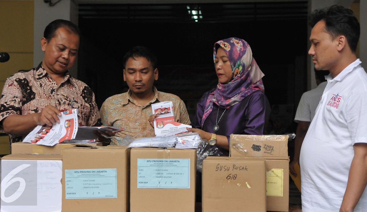 Ketua KPU DKI Jakarta Sumarno (kiri) jelang pemusnahan surat suara, Jakarta, Selasa (18/4). Surat suara sebanyak 6.943 tersebut dimusnahkan karena rusak dan yang berlebihan. (Liputan6.com/Helmi Afandi)