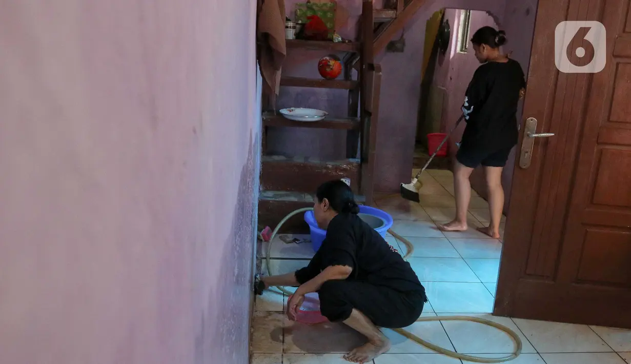 Warga pun mulai sibuk membersihkan rumah mereka dari endapan lumpur serta sisa sampah yang terbawa arus banjir. (Liputan6.com/Herman Zakharia)