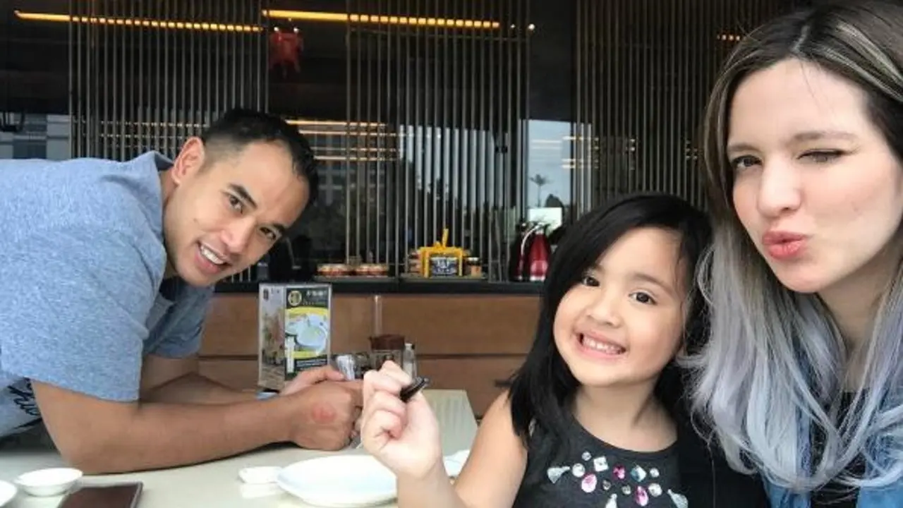 [Bintang] Nia Ramadhani dan Ardi Bakrie