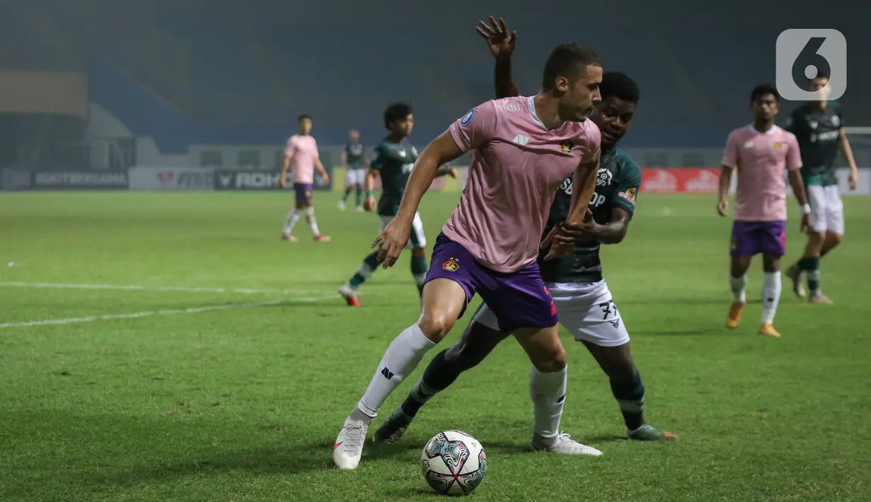 Bek Persi Kediri k, Arthur Felix (depan) berebut bola dengan penyerang Persikabo 1973, Ronaldo Rubener Wanma saat laga pekan ketiga BRI Liga 1 2021/2022 di Stadion Wibawa Mukti, Cikarang, Jumat (17/9/2021). Persikabo 1973 dan Persik Kediri harus puas bermain imbang 2-2. (Bola.com/Bagaskara Lazuardi)
