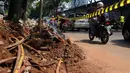 Kondisi instalasi kabel jaringan bawah tanah di Jalan TB Simatupang, Jakarta, Kamis (1/9). Pengguna jalan melintas di sisi lokasi pengerjaan peningkatan dan pelebaran serta saluran dekat pintu tol Lenteng Agung 2. (Liputan6.com/Helmi Fithriansyah)