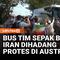 Sejumlah demonstran menghadang bus yang diduga membawa tim sepak bola wanita Iran di Gold Coast, Australia.