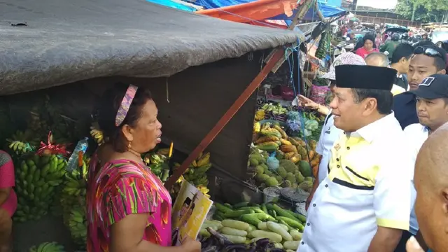 Cagub Sulsel, Nurdin Halid menyapa pedagang sayuran di Pasar Terong Makassar (Liputan6.com/ Eka Hakim)