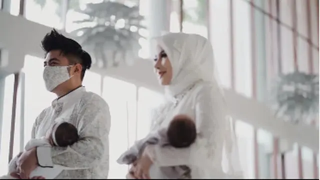 6 Momen Akikah Anak Kembar Guntur Triyoga dan Apris Devita, Dekorasi Serba Putih