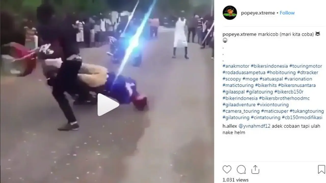 Begini Cara Ngetes Helm dengan Ekstrim (Foto: Instagram)