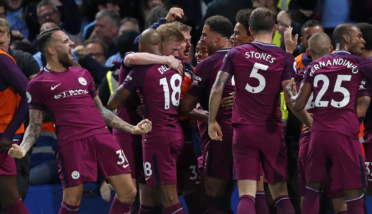 Para pemain Manchester City merayakan gol yang dicetak Kevin De Bruyne ke gawang Chelsea pada laga Premier League di Stadion Stamford Bridge, London, Sabtu (30/9/2017). Chelsea kalah 0-1 dari City. (AFP/Adrian Dennis)