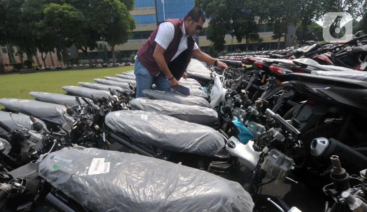 Pada kasus ini, Bareskrim Polri menilai ada potensi kerugian negara sekitar Rp49 miliar. Angka itu didapatkan dari jumlah sepeda motor yang digelapkan dikali nilai pajak sepeda motor. (merdeka.com/Imam Buhori)