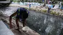 Petugas Suku Dinas Tata Air melakukan pengecatan bantaran Kali Gresik, Menteng, Jakarta, Minggu (29/10). Kali Gresik juga disebut sistem drainase Menteng adalah kali percontohan di Ibu Kota untuk tidak membuang sampah di kali. (Liputan6.com/Faizal Fanani)