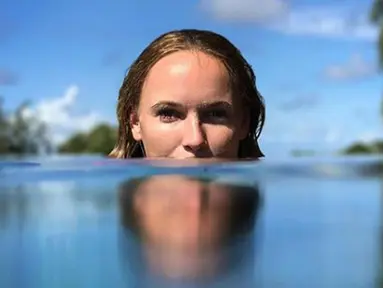 Petenis seksi asal Denmark, Caroline Wozniacki saat berenang di pantai. Petenis 27 tahun ini menjadi juara Australia Terbuka 2018 mengalahkan petenis Rumania Simona Halep 7-6, 3-6, 6-4 di babak Final. (Instagram/@carowozniacki)