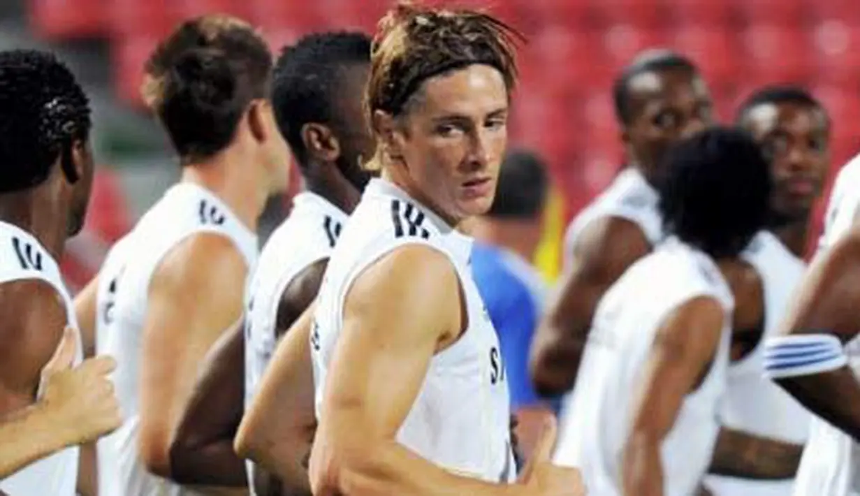 Striker Chelsea Fernando Torres berlatih bersama rekan-rekannya di Rajamangala Stadium, Bangkok, pada 23 Juli, dalam rangkaian tur Asia. FP PHOTO/PORNCHAI KITTIWONGSAKUL