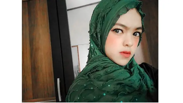 Penampilan Riri juga terlihat berbeda, kini ia tampil anggun dengan hijab.