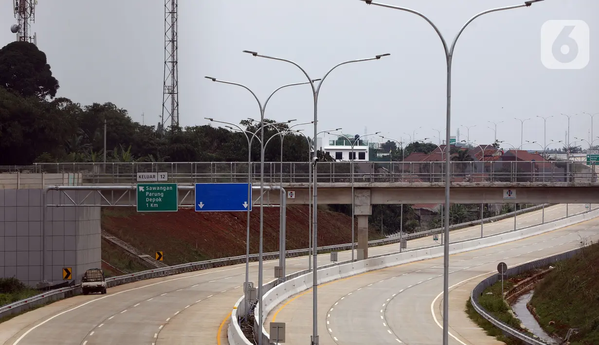 Suasana proyek Tol Depok-Antasari (Desari) seksi II di Depok, Jawa Barat, Jumat (1/5/2020). Tol Desari seksi II sepanjang 6,30 kilometer yang rencananya mulai beroperasi pada April 2020 ini, terpaksa ditunda karena pandemi COVID-19 dan penetapan PSBB. (Liputan6.com/Johan Tallo)