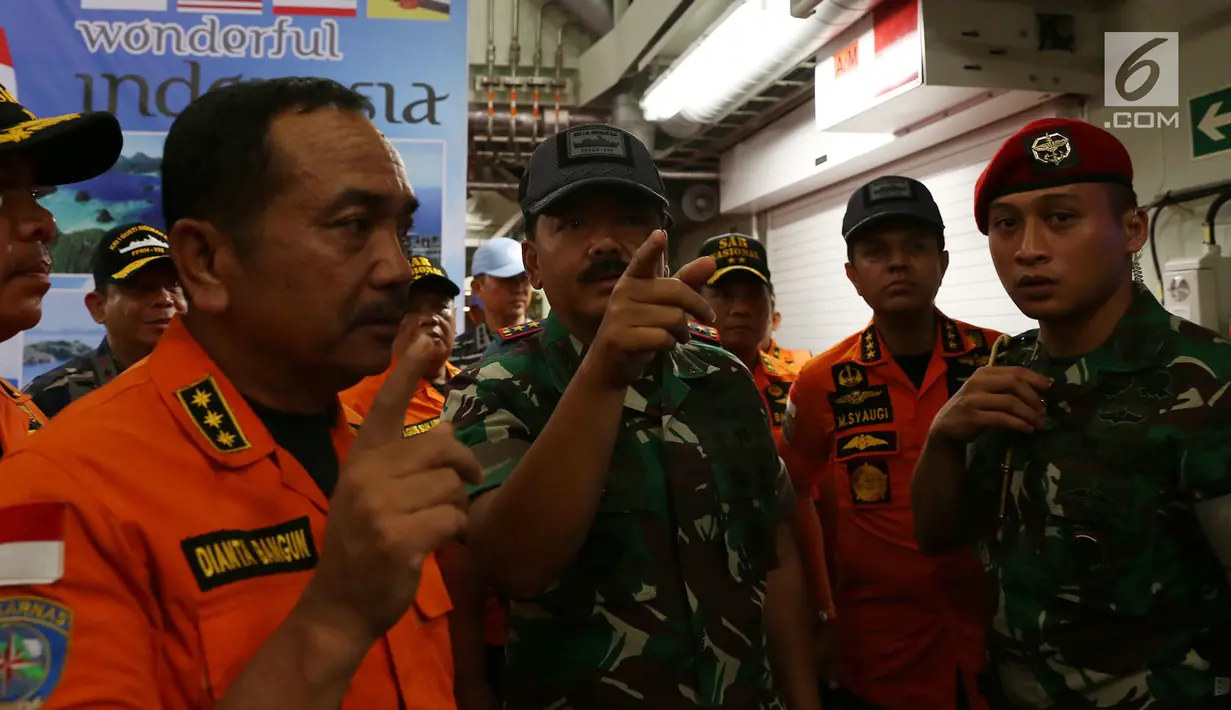 Panglima TNI Marsekal Hadi Tjahjanto bersama anggota Basarnas usai memberi keterangan pers terkait perkembangan pencarian Lion Air JT 610 di Pelabuhan JICT 2 Tanjung Priok, Jakarta, Rabu (31/10). (Merdeka.com/Imam Buhori)