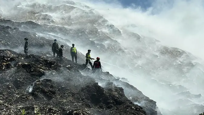 Kebakaran TPA Putri Cempo Belum Padam, Helikopter 56 Kali Water Bombing