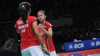 Greysia Polii dan Nitya Krishinda Maheswari saling memberi semangat di semifinal Indonesia Open Superseries Premier 2015, Jakarta, Sabtu (6/6/2015). Greysia/ Nitya berhasil mengalahkan Yu Yang/Zhong Qianxin dari Tiongkok. (Liputan6.com/Herman Zakharia)