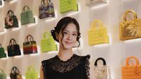 Jisoo BLACKPINK tampil elegan monokrom saat menghadiri Grand Opening Dior Gold House Bangkok. [Instagram/@dior].