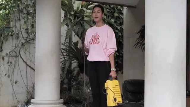 Akibat Keluyuran, Ini 6 Potret Paula Verhoeven Semprot Baim Wong Pakai Disinfektan