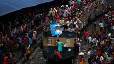 Ribuan orang tampak berdesakan menaiki atap kereta di sebuah stasiun, Dhaka, Bangladesh, Selasa (5/7). Mereka rela bersesakan untuk menuju kampung halaman pada Hari Raya Idul Fitri kali ini. (REUTERS / Adnan Abidi)