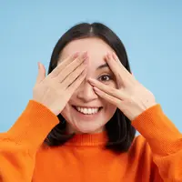 Telur rebus mengandung dua jenis antioksidan penting yaitu lutein dan zeaxanthin. Kedua nutrisi ini terbukti membantu mengurangi risiko katarak dan degenerasi makula, dua penyakit mata yang umum seiring pertambahan usia. (foto/dok: freepik/benzoix)