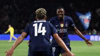 Dua pemain PSG, Desire Doue (depan, no. 14) dan Ousmane Dembele merayakan gol yang dicetak ke gawang Bayern Munchen pada semifinal leg 1 Liga Champions 2025/2026, Rabu (29/4/2026) dini hari WIB.. (ALAIN JOCARD / AFP)