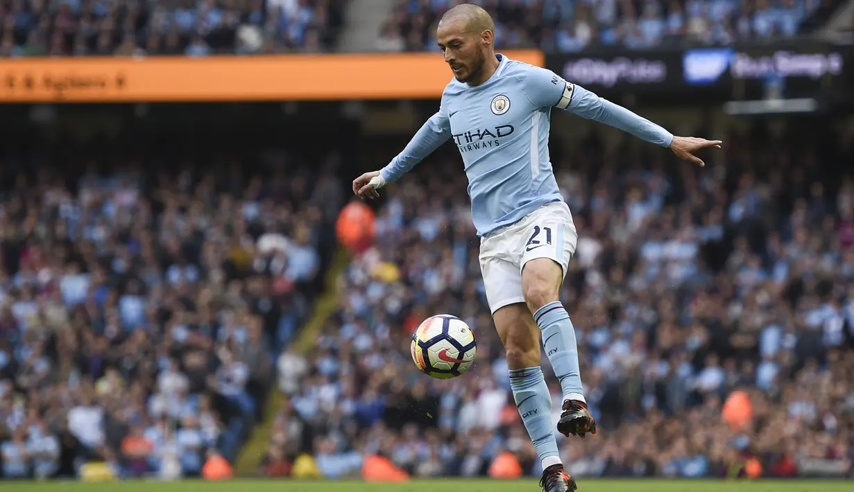 Aksi pemain Manchester City, David Silva mengontrol bola pada laga Premier League di Etihad Stadium, Manchester, (14/10/2017). David Silva mencetak satu gol saat Manchester City menang 7-2. (AFP/Oli Scarff)