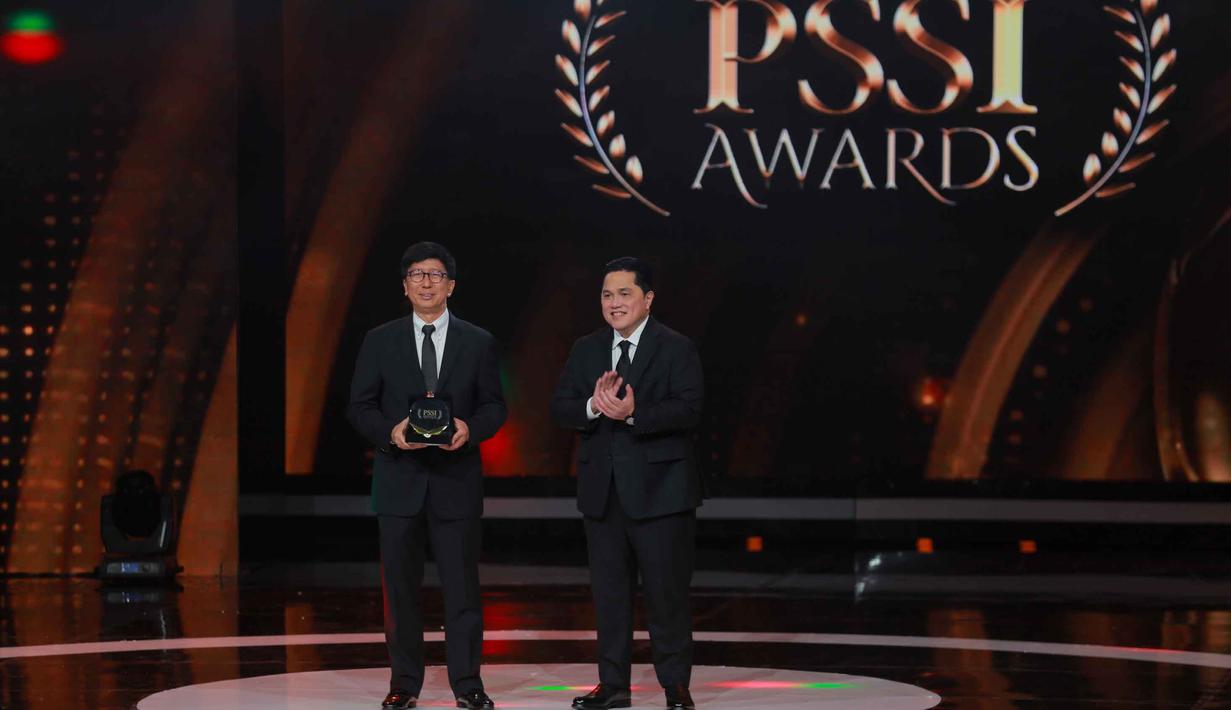 Managing Director Emtek Group, Sutanto Hartono (kiri) saat menerima Token Appreciation sebagai Official Broadcaster PSSI Awards dari Ketua Umum Persatuan Sepak Bola Seluruh Indonesia (PSSI), Erick Thohir, pada malam PSSI Awards 2026 di Studio 6 Emtek City, Jakarta, Sabtu (Sabtu (28/3/2026) malam WIB. Emtek Group mendapat apresiasi dari sebagai Official broadcaster PSSI Awards 2026. (Bola.com/Bagaskara Lazuardi)