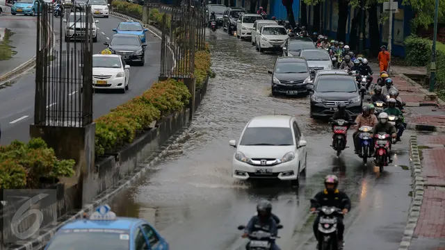 20151124-Awas, Jalur Lambat Rasuna Said Tergenang Air Akibat Hujan Lebat-Jakarta