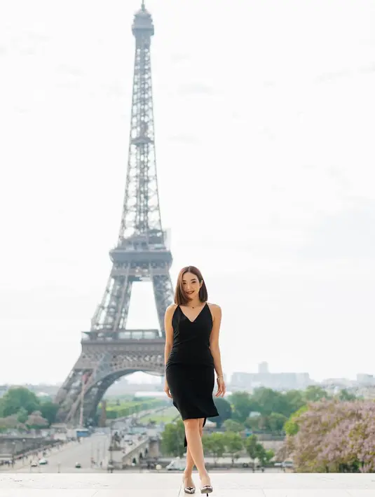 Penampilannya itu menjadi sorotan publik. Tak sedikit netizen yang memuji penampilan Gisella Anastasia yang memesona itu. Dalam liburan kali ini, Paris menjadi destinasi penutup liburan Gisel.(Liputan6.com/IG/@gisel_la)