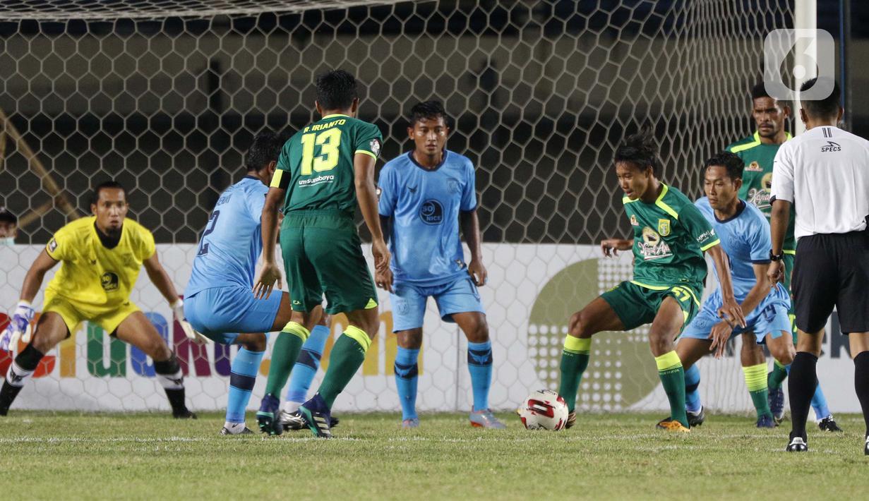 Pemain Persebaya Surabaya Akbar Firmansyah (kanan) berusaha menendang bola ke gawang Persela Lamongan dalam pertandingan babak penyisihan Grup C Piala Menpora 2021 di Stadion Si Jalak Harupat, Bandung, Sabtu (3/4/2021). Laga berakhir 0-0. (Bola.com/Ikhwan Yanuar)